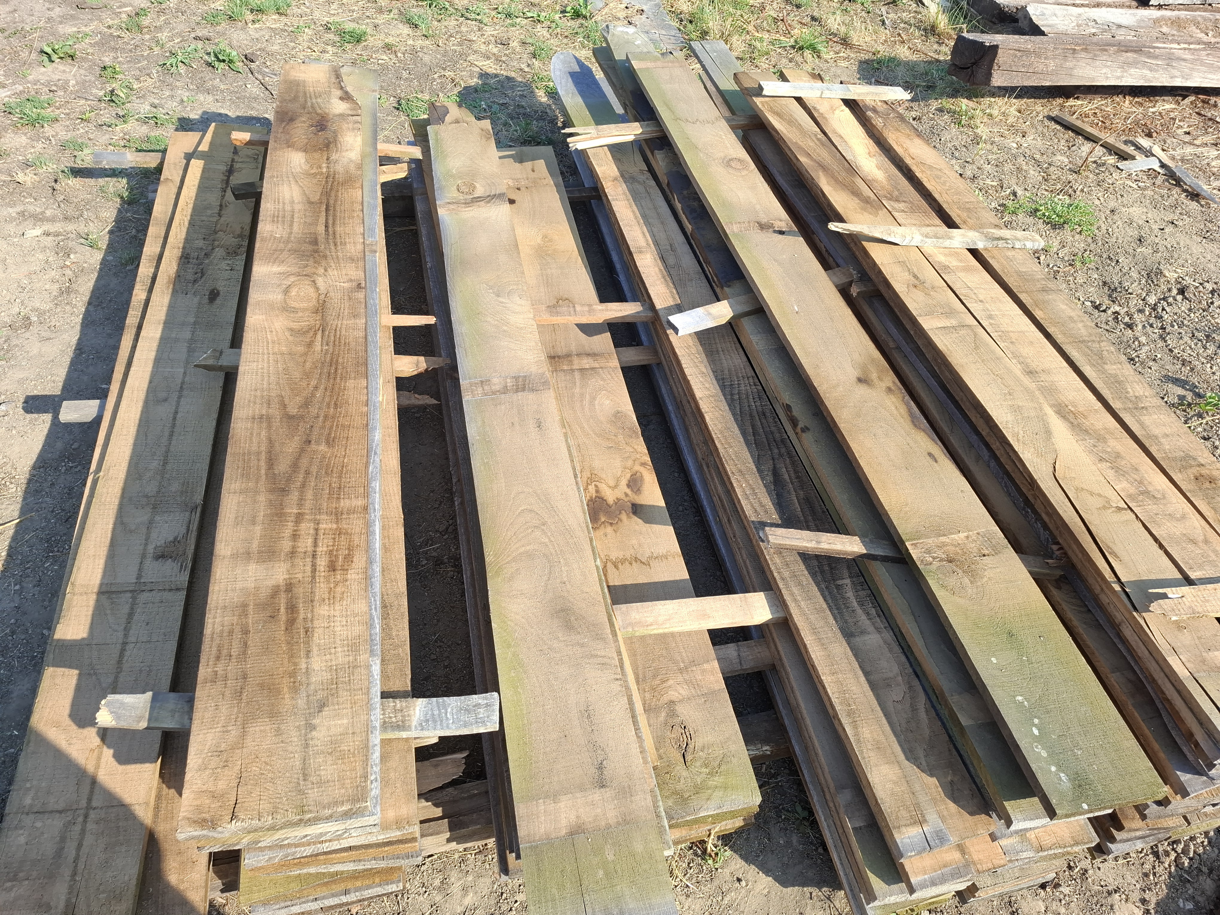 Lot de planches brutes en châtaignier disponible près de Vannes